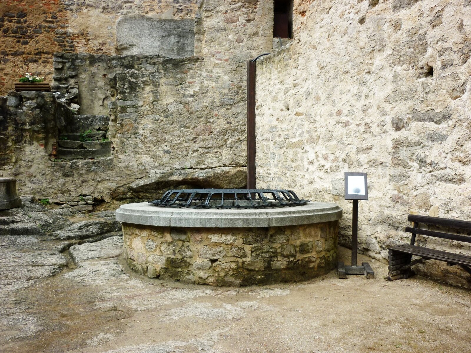 Hrad Landštejn — detail středověké věže, Česká Kanada