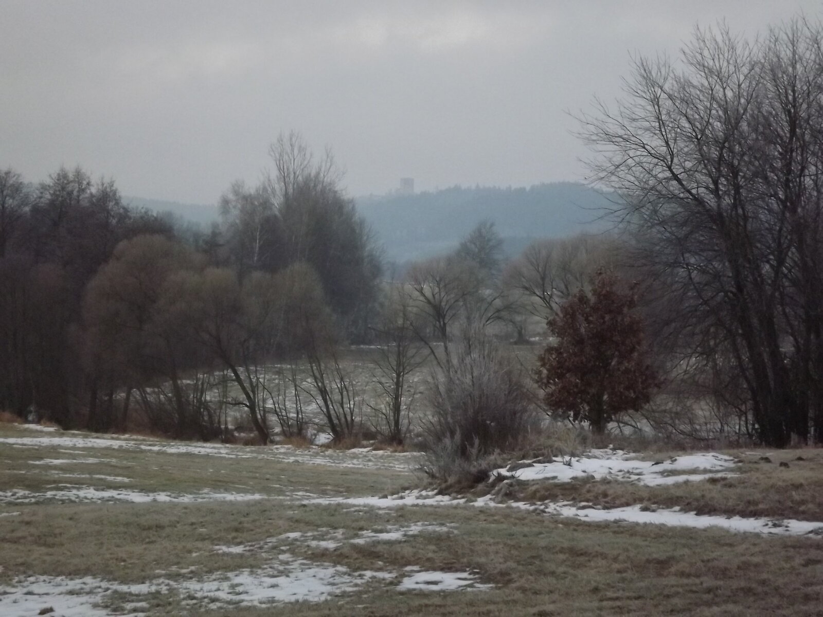 Hrad Landštejn z cesty na Veclov — panoramatická krajina Česká Kanada