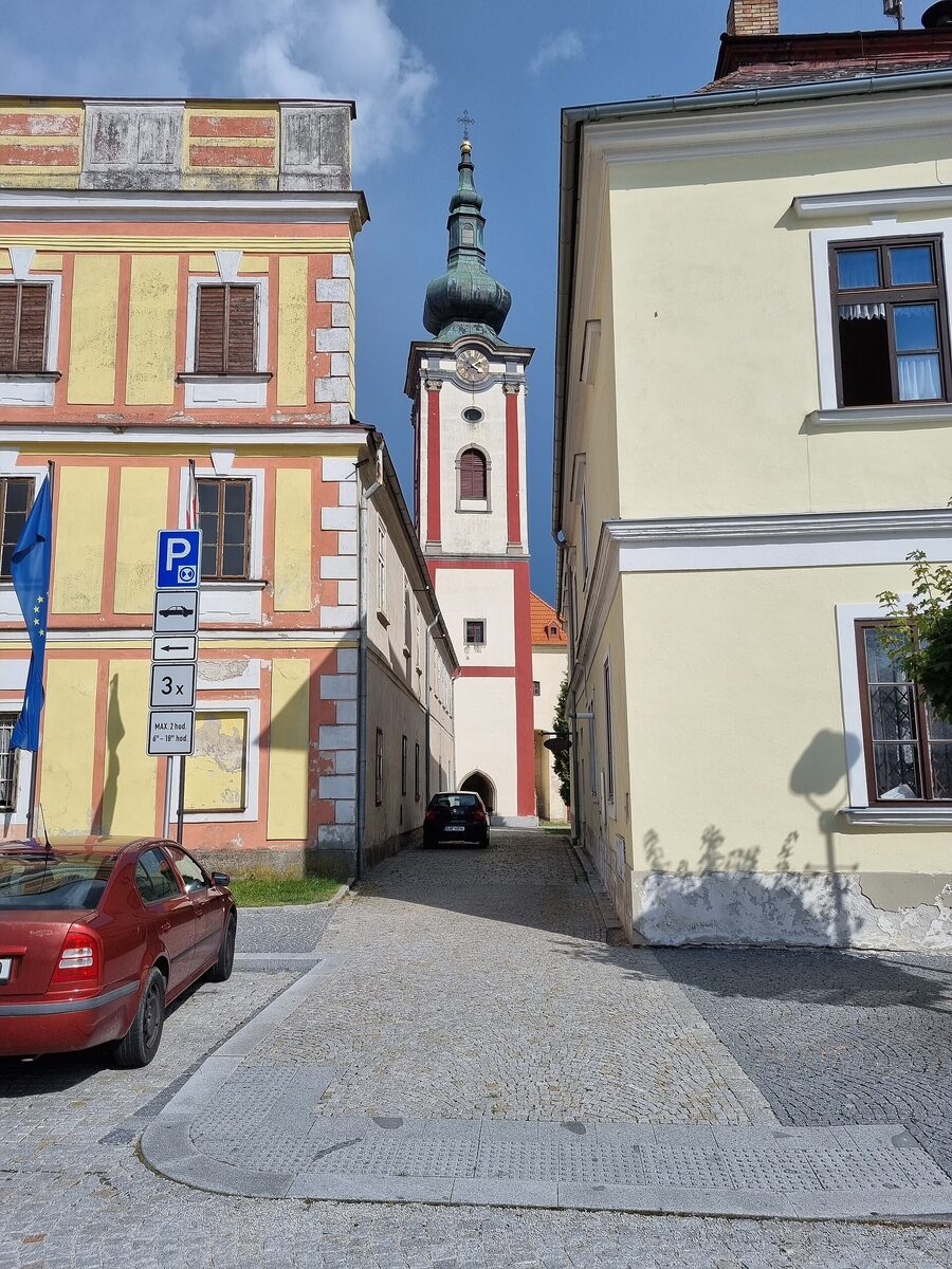 Nová Bystřice — kostel svatého Petra a Pavla z historického náměstí