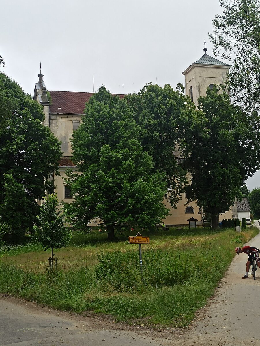 Klášter u Nové Bystřice — kostel Nejsvětější Trojice, poutní místo bývalého paulánského kláštera