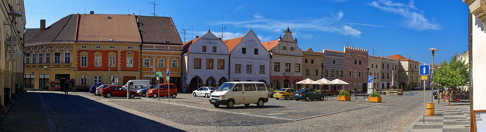 Slavonice — renesanční náměstí Míru s historickými sgrafitovými domy, památková rezervace