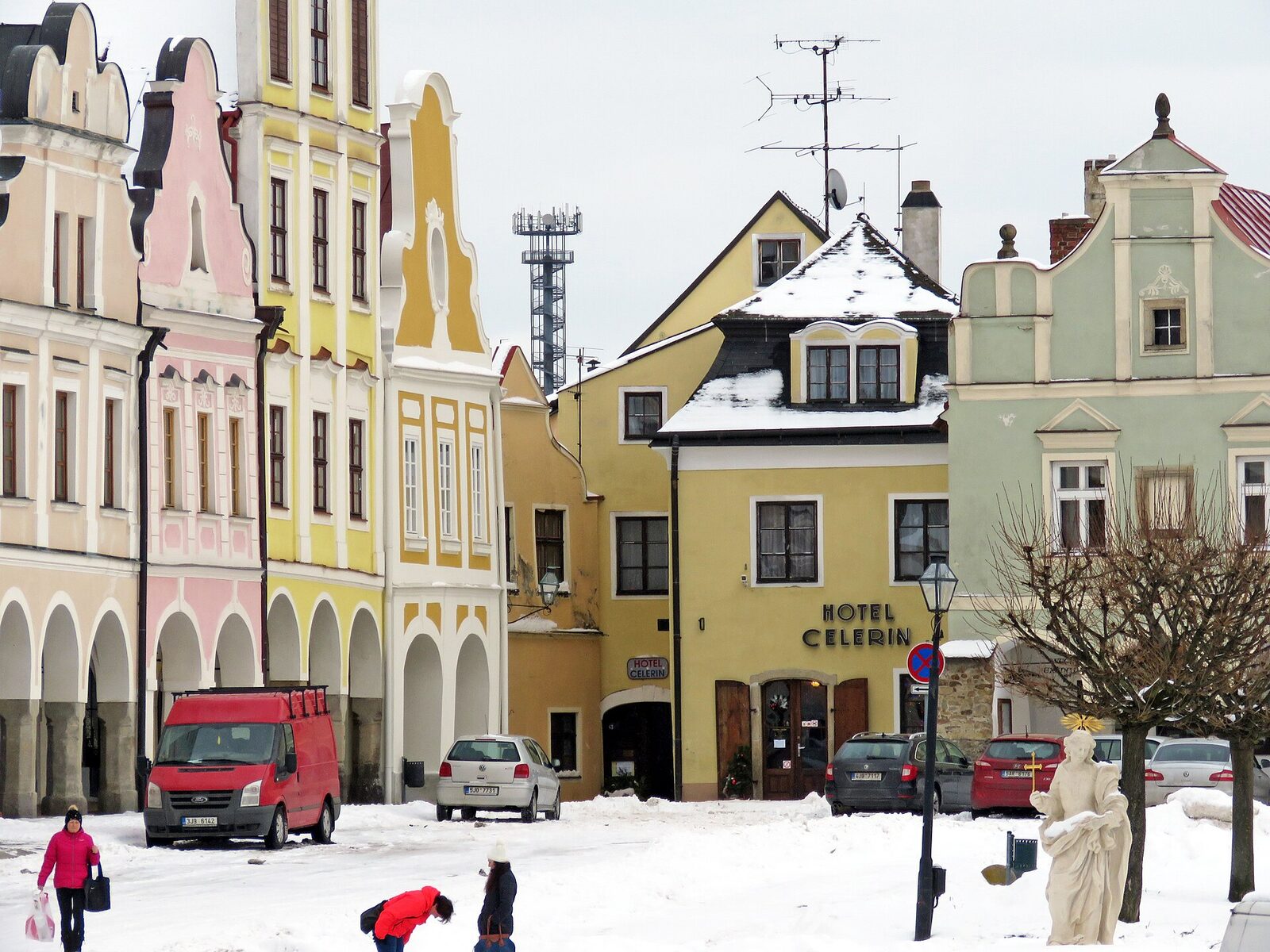Telč — náměstí Zachariáše z Hradce, UNESCO památka, renesanční domy s podloubím